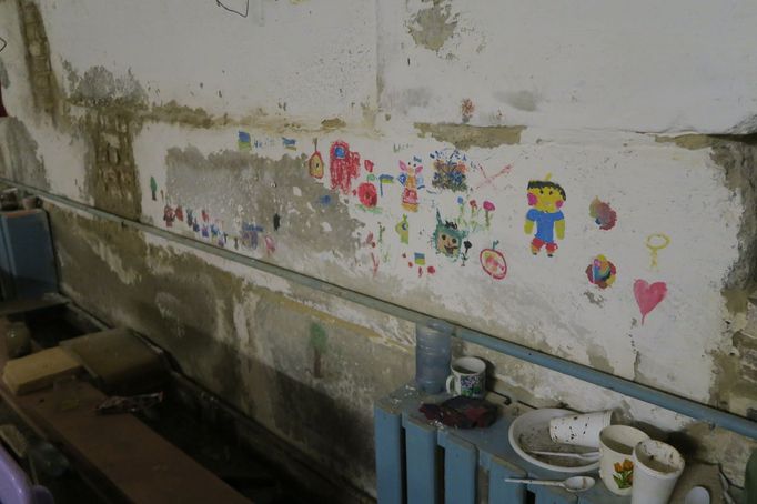 Děti si na zdi malovaly obrázky.