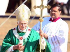Benedikt XVI. se zdraví s věřícími v Brně.