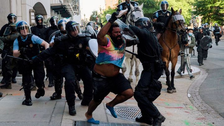 Nepokoje jako po vraždě Luthera Kinga. Trumpovi se "toxická Amerika" vymyká kontrole