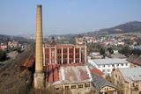 Snímek, který už je minulostí. Opuštěná továrna v Bystřanech s půvabnou červenobílou fasádou.