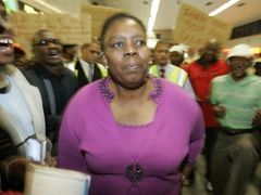 Když byla ministryně v nemocnici, její zástupkyně Nozizwe Madlala-Routledge převzala vedení a změnila program proti AIDS. Podle odborníků je její přístup mnohem vědečtější. Od ministryně si však vysloužila vyhazov