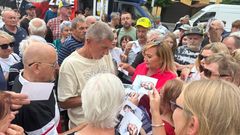 Andrej Babiš a Alena Schillerová  v obležení svých příznivců v Hodoníně na konci srpnu roku 2025