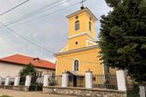 Gernický kostel je středobodem vesnice. Mše tu pravidelně slouží český farář.
