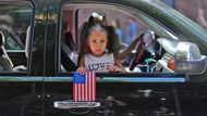 Teprve čtyřletá Francesca Perezová hrdě třímá americkou vlajku a s úsměvem projíždí tradičním průvodem ke Dni vzpomínek v Brooklynu.