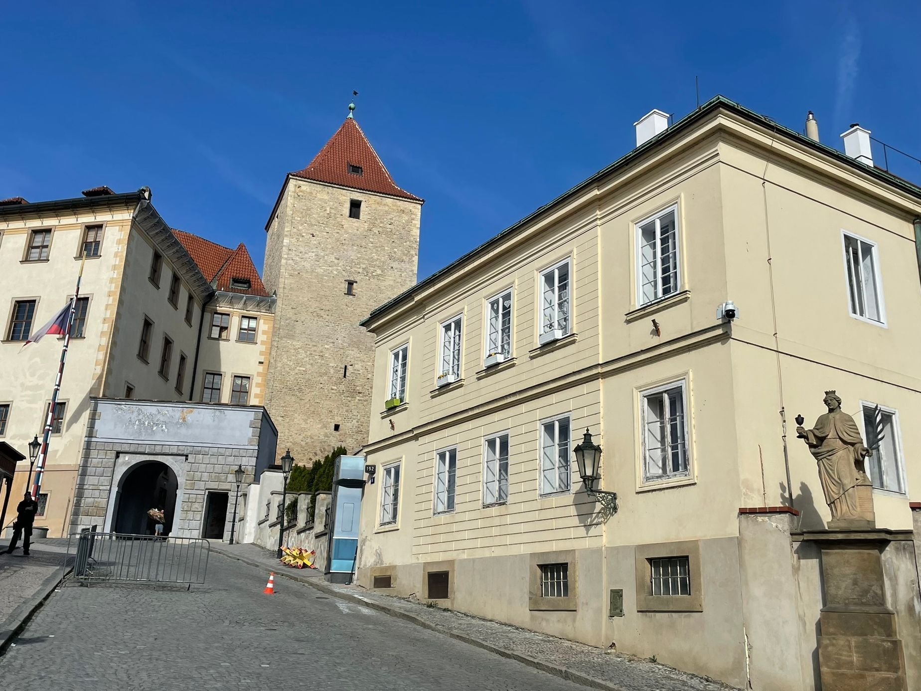 V tomto domě má jeden z bytů bývalá kancléřka Jana Vohralíková. Dům stojí nad starými zámeckými schody těsně před vstupem do areálu Pražského hradu z východní strany.