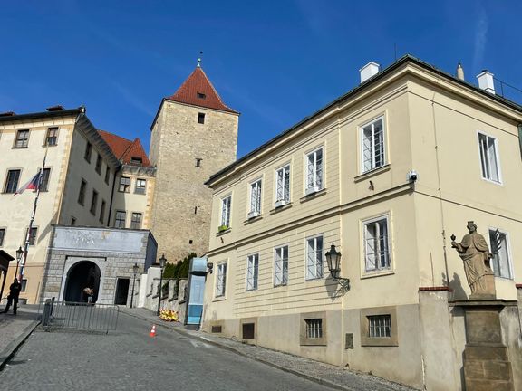 V tomto domě bydlí bývalá kancléřka Jana Vohralíková. Dům stojí nad Starými zámeckými schody, těsně před vstupem do areálu Pražského hradu.