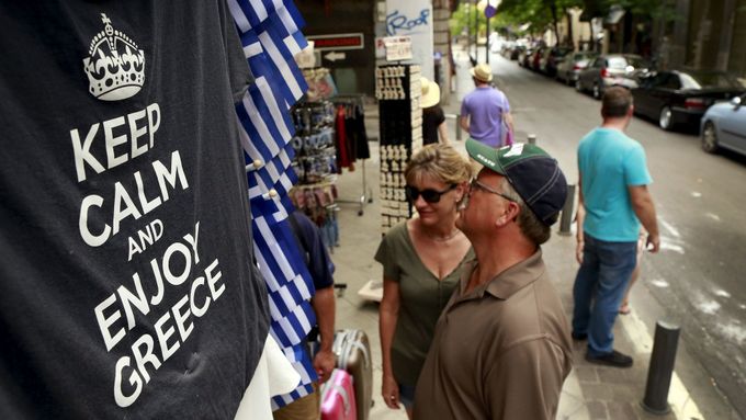 Vzkaz turistům a věřitelům z Evropské unie. (Obchůdek se suvenýry v Aténách, 11. července.)