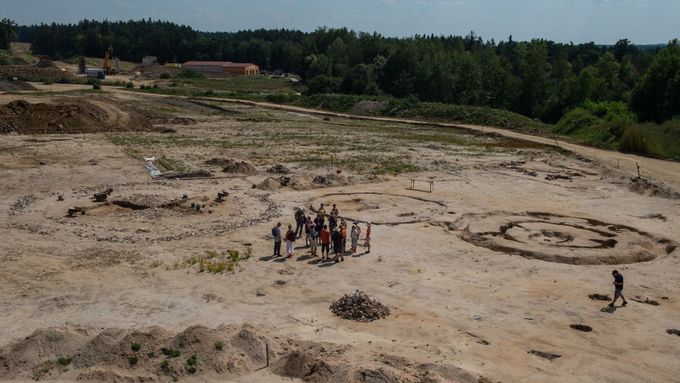 Archeologové našli na Táborsku pozůstatky žárových hrobů a pohřebních mohyl z šestého století před naším letopočtem.