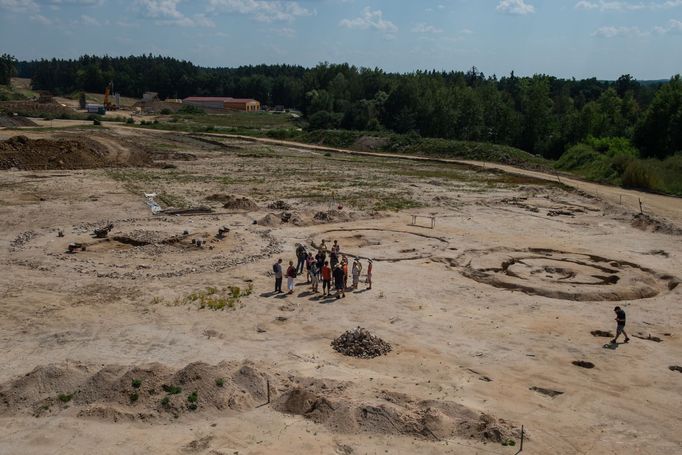 Archeologové našli na Táborsku pozůstatky žárových hrobů a pohřebních mohyl z šestého století před naším letopočtem.