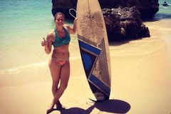 Užila si surf na Bali. Samkovou netrápí ani vypadávání ramen