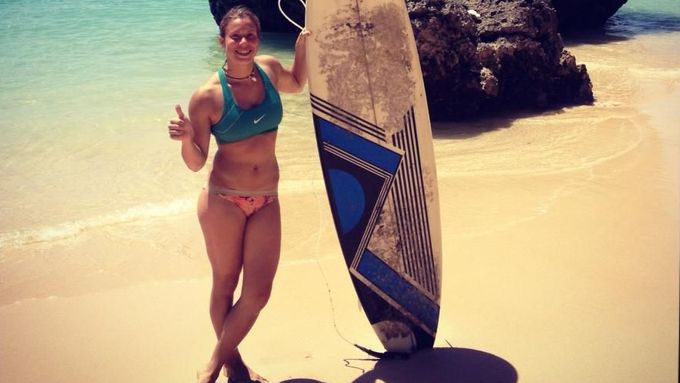 Česká snowboardistka Eva Samková při surfování na Bali.