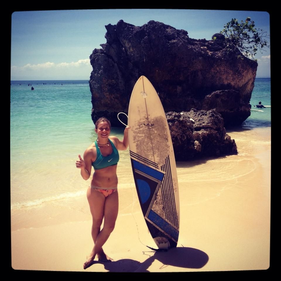 Česká snowboardistka Eva Samková při surfování na Bali
