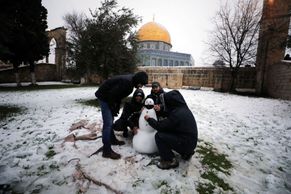 Zimní počasí dorazilo do netradičních míst. Sníh zasypal Jeruzalém i řecké pláže