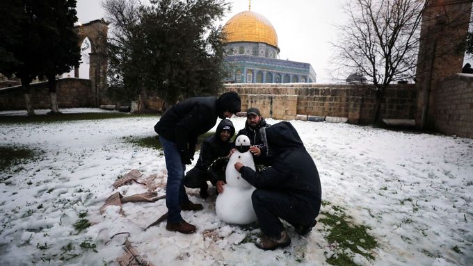 Zimní počasí dorazilo do netradičních míst. Sníh zasypal Jeruzalém i řecké pláže