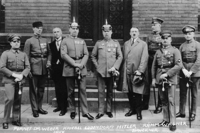 Erich Ludendorff s Adolfem Hitlerem a dalšími ranými prominentními nacisty.