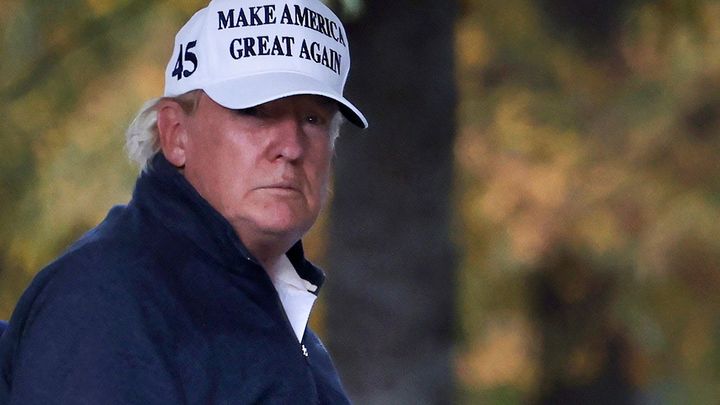 Zdrceného Trumpa čeká hořký úkol: přiznat porážku. Dejte mu čas, vzkazuje jeho okolí