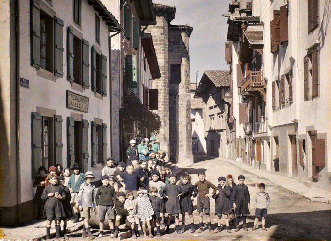 Děti pózují fotografovi u východu ze školy. La rue Pocalette, Ciboure, Francie, rok 1924