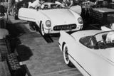 Corvette se představila a zpočátku také vyráběla jen v bílé barvě a s červeným interiérem.