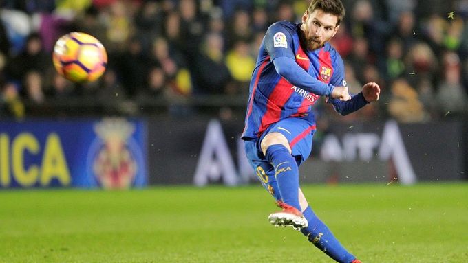 Lionel Messi střílí branku ve španělské La lize