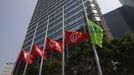 (L-R) The flags of Hong Kong Electric, Hutchison Whampoa, Cheung Kong, Cheung Kong Infrastructure and CK Life Sciences International, companies owned by Li Ka-shing, fly at half mast as staff pay their respects to the victims of a fatal ferry collision in Hong Kong October 2, 2012. At least 36 people died and dozens were injured when a ferry carrying more than 120 revellers on a company outing collided with another ferry and sank near an island south of Hong Kong on Monday night, in one of the city's worst maritime accidents. The ferry belonging to the Hongkong Electric Company, controlled by billionaire Li, was taking staff and family members to watch fireworks in the city's Victoria Harbour to celebrate China's National Day and mid-autumn festival when it hit the other ship and began sinking near Lamma island. REUTERS/Tyrone Siu (CHINA - Tags: BUSINESS DISASTER) Published: Říj. 2, 2012, 6:09 dop.