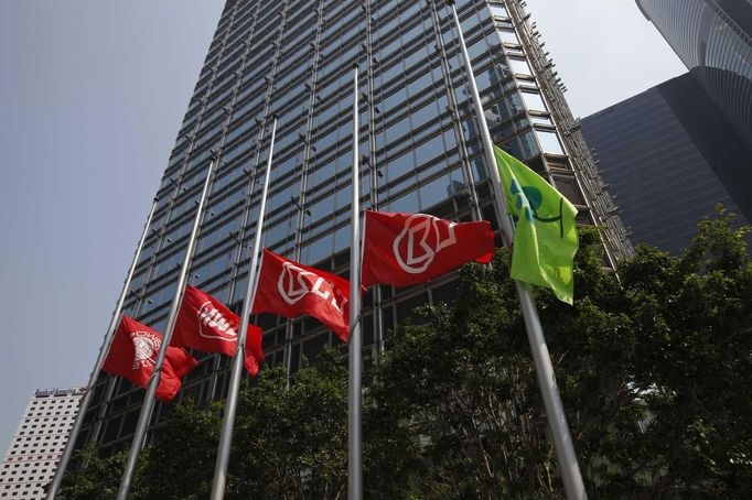 (L-R) The flags of Hong Kong Electric, Hutchison Whampoa, Cheung Kong, Cheung Kong Infrastructure and CK Life Sciences International, companies owned by Li Ka-shing, fly at half mast as staff pay their respects to the victims of a fatal ferry collision in Hong Kong October 2, 2012. At least 36 people died and dozens were injured when a ferry carrying more than 120 revellers on a company outing collided with another ferry and sank near an island south of Hong Kong on Monday night, in one of the city's worst maritime accidents. The ferry belonging to the Hongkong Electric Company, controlled by billionaire Li, was taking staff and family members to watch fireworks in the city's Victoria Harbour to celebrate China's National Day and mid-autumn festival when it hit the other ship and began sinking near Lamma island. REUTERS/Tyrone Siu (CHINA - Tags: BUSINESS DISASTER) Published: Říj. 2, 2012, 6:09 dop.