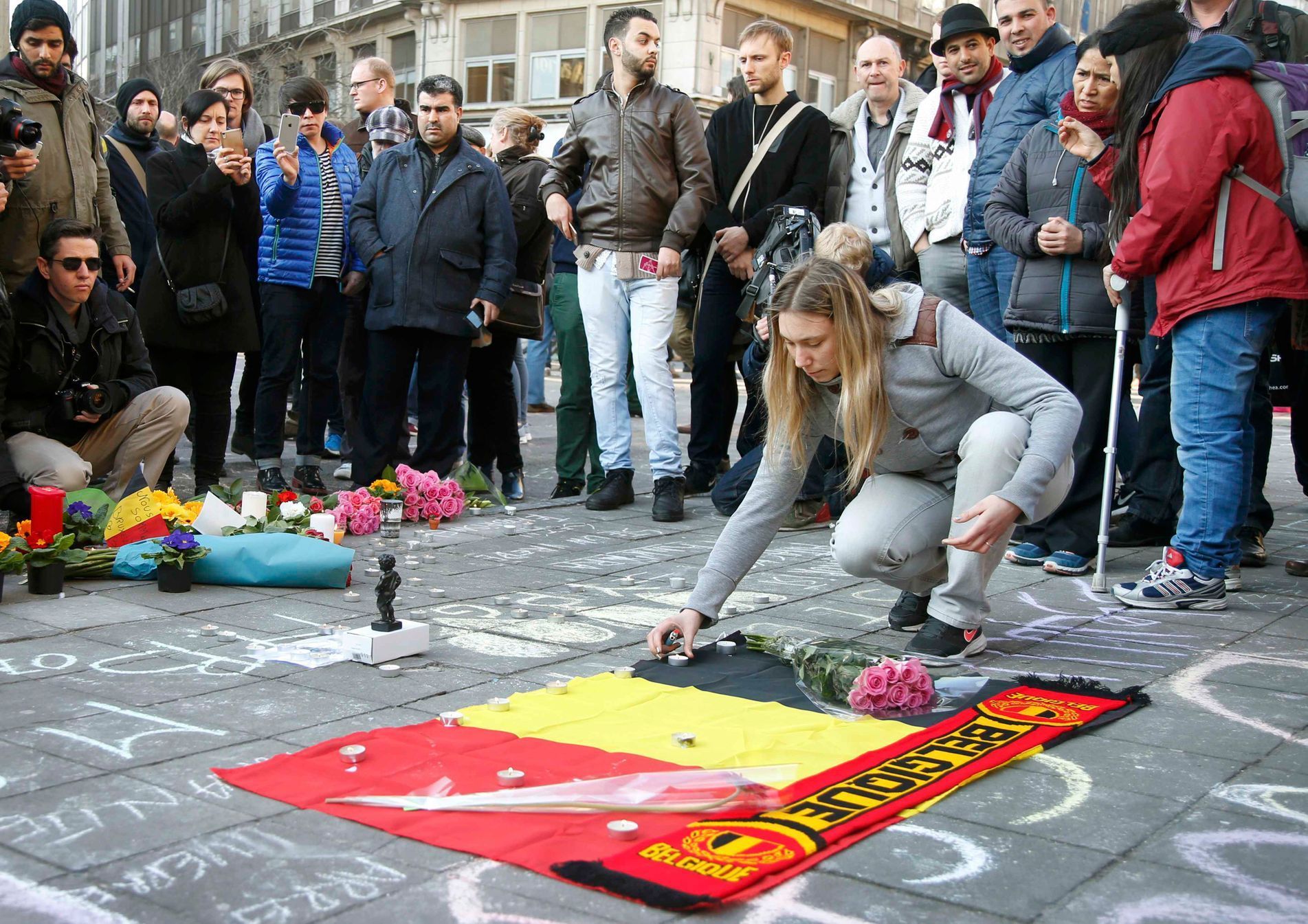 Lidé v Bruselu vzpomínají na oběti útoků, pokládají květiny a zapalují svíčky.