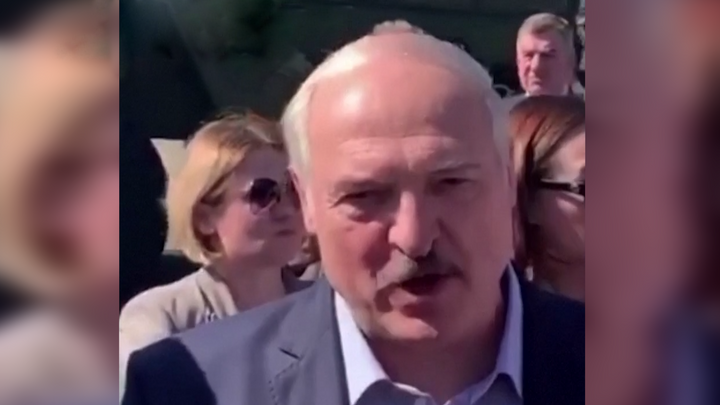 Lukašenkovi tečou nervy. Budete provokovat a vyřešíme to po zlém, hrozil dělníkovi