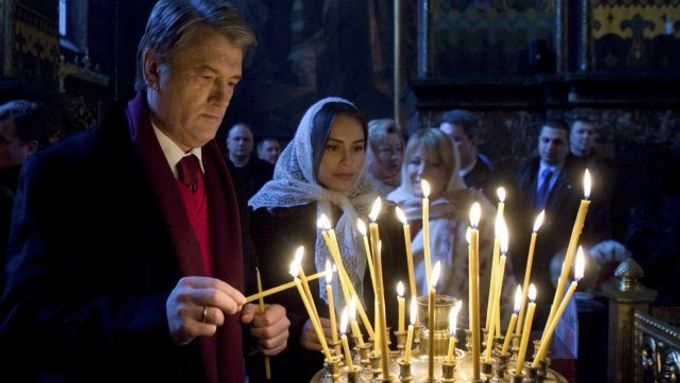Viktor Juščenko v den voleb v pravoslavném kostele.
