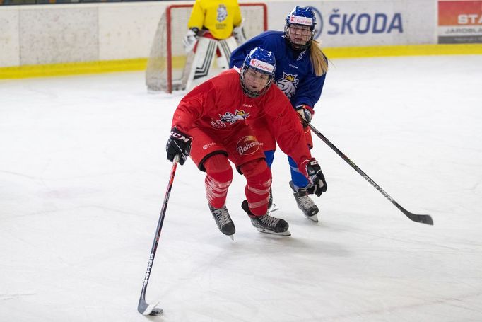 Karolína Erbanová (v červeném) na kempu ženské reprezentace.