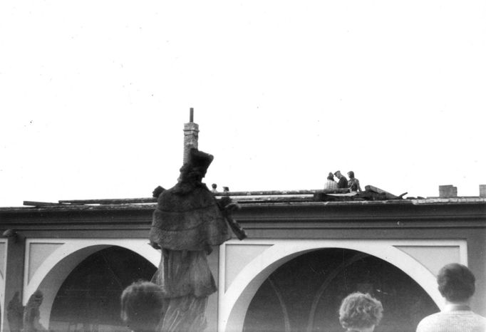 Lidé si po uhašení požáru na Svaté Hoře prohlížejí způsobené škody. Duben 1978