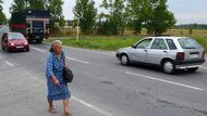 Kolony tady dosahují až třista metrů od závor a čekací doba se často protáhne na bezmála půl hodiny