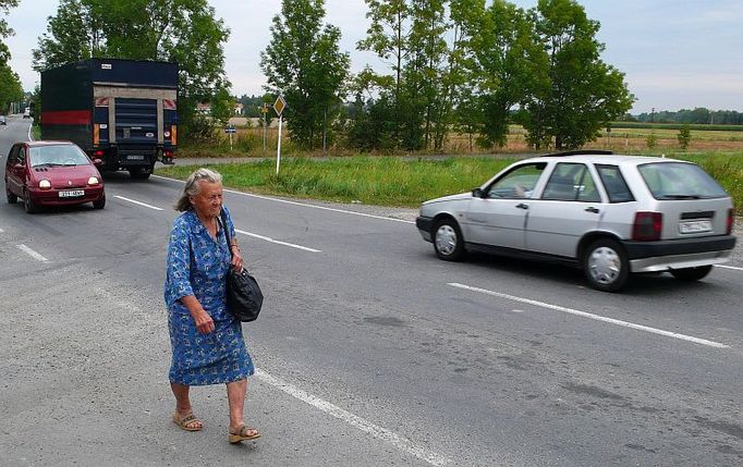 Kolony tady dosahují až třista metrů od závor a čekací doba se často protáhne na bezmála půl hodiny