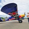 Pilot Łukasz Cziepiela a jeho letadlo, se kterým přistál na střeše mrakodrapu Burž al-Arab, Aviatická pouť Pardubice, květen 2023
