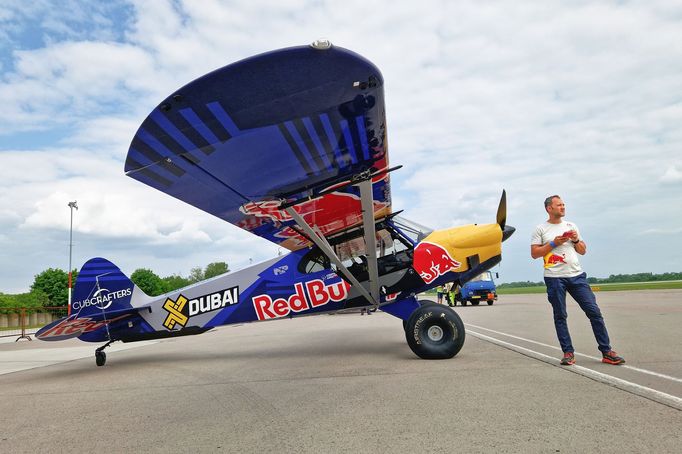 Pilot Łukasz Cziepiela a jeho letadlo, se kterým přistál na střeše mrakodrapu Burž al-Arab, Aviatická pouť Pardubice, květen 2023