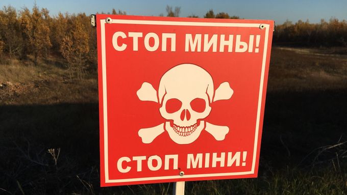 Cedule "Stop, miny!" by mohla sloužit jako symbol stavu části dnešní Ukrajiny. Miny pak nesou stopu ruské expanzivní, agresivní politiky.