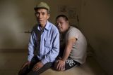 Nejvíce jsou zasaženy děti, které se v kontaminovaných oblastech rodí s vážnými nemocemi a postiženími a často umírají ve velmi útlém věku. Na snímku bývalý voják Nguyen Hong Phuc se svým dvacetiletým synem.