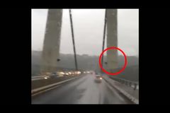 Na pylonu mostu v Janově byla prasklina. Video vzniklo jen pár minut před kolapsem