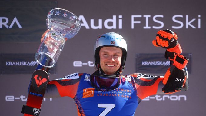 Henrik Kristoffersen slaví výhru v obřím slalomu ve Světovém pohár v Kranjské Goře.