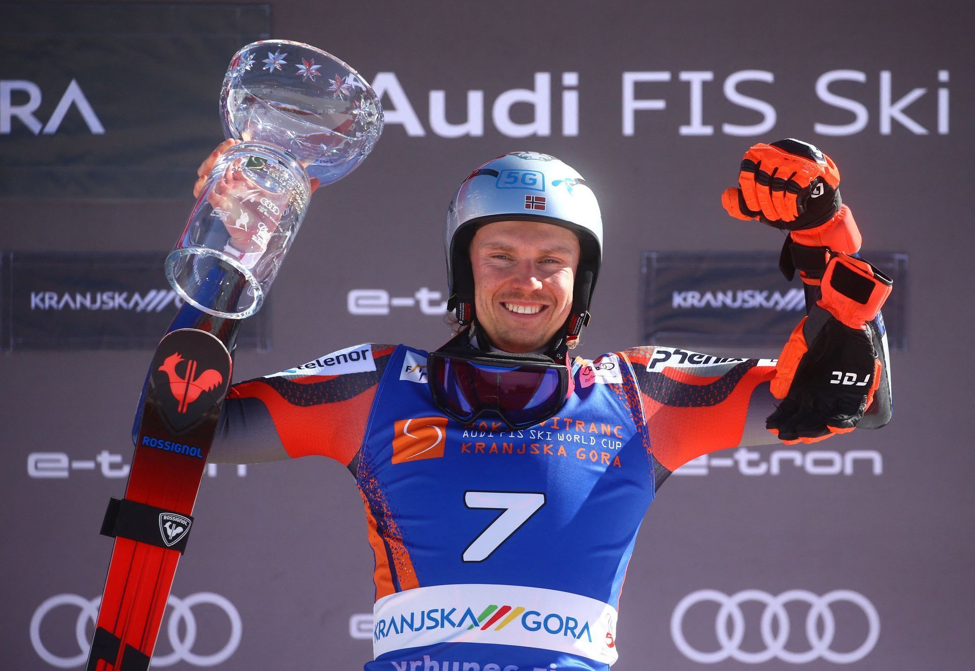 Henrik Kristoffersen slaví výhru v obřím slalomu ve Světovém pohár v Kranjské Goře