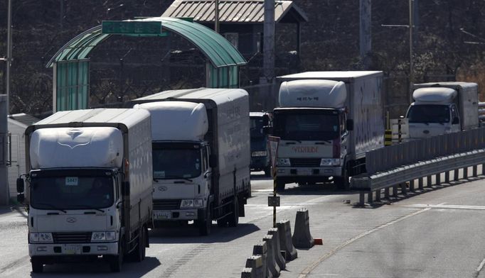 South Korean trucks head towards the South's CIQ (Customs, Immigration and Quarantine) office from the Kaesong Industrial Complex (KIC), just south of the demilitarised zone which separates the two Koreas, in Paju, north of Seoul March 11, 2013. North Korea has torn up the armistice that ended its 1950s conflict and shut down a humanitarian hotline with the South, but one project keeps operating at full swing -- an industrial park run with the South on its own side of the world's most heavily militarised border. REUTERS/Kim Hong-Ji (SOUTH KOREA - Tags: MILITARY POLITICS) Published: Bře. 11, 2013, 10:39 dop.