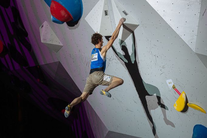 Adam Onda ve finále MS v boulderingu v bouldru číslo 4.