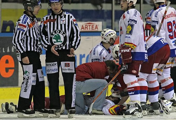 Začátek druhé třetiny třetího zápasu Kladno - České Budějovice poznamenal nešťastný incident, kdy po naražení kladenského obránce Marka Trončinského zůstal Jihočech David Kuchejda ležet na zemi. Led opustil na nosítkách.