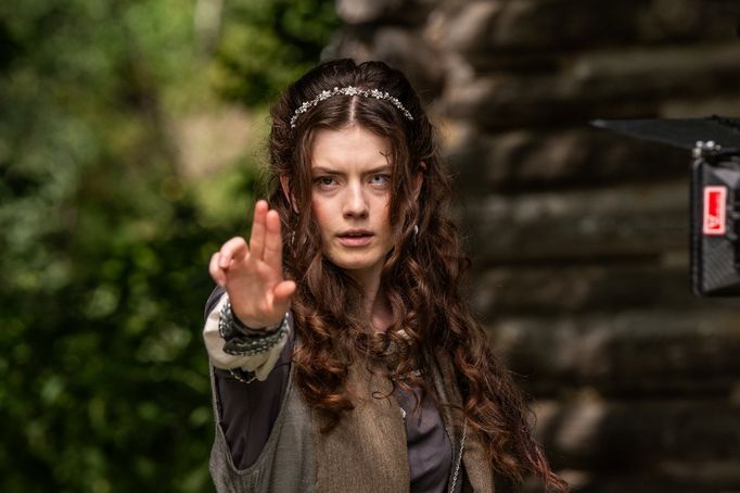 Sára Korbelová jako Lora ve filmové pohádce Zrození alchymistky.