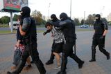 Běloruská policie zatýká několik demonstrantů, kteří v pondělí znovu vyšli do ulic po prezidentských volbách.