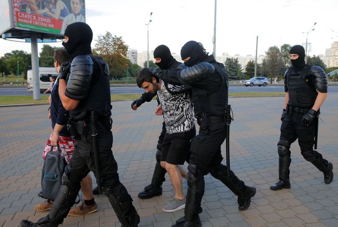 Běloruská policie zatýká několik demonstrantů, kteří vyšli do ulic po prezidentských volbách. 10. 8. 2020