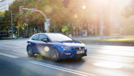 Seat Leon - od 339 900 korun. Sportovně vyhlížející hatchback nedávno prodělal modernizaci, po níž se do 350 tisíc vejde pouze v základní verzi 1,2 TSI/63 kW Reference. U prodejců na skladech se ale ještě dajít kousky před faceliftem za lepší cenu se silnějším motorem a lepší výbavou.