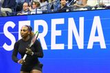 Poslední tenisový grandslam sezony odstartoval nevídaným šlágrem. Proti sobě se postavily dvě velké šampionky. Serena Williamsová...