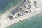 Peking dokončuje stavbu vojenské základny na sporných ostrovech v Jihočínském moři