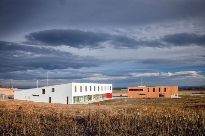 Ekologické centrum Javorník , realizace: 2011-2012, foto: Radek Brunecký Novostavba ekologického vzdělávacího centra se sestává ze dvou samostatně stojících objektů. Dvoupodlažní objekt s dřevěným obkladem a vnitřním atriem slouží pro vzdělávání, konference, výstavy, správu a ubytování. Provozní objekt s bílou fasádou je částečně dvoupodlažní s pultovou střechou, ve které jsou umístěny dílny, sklady a ubytování. Budovy obklopuje ovocná zahrada.   