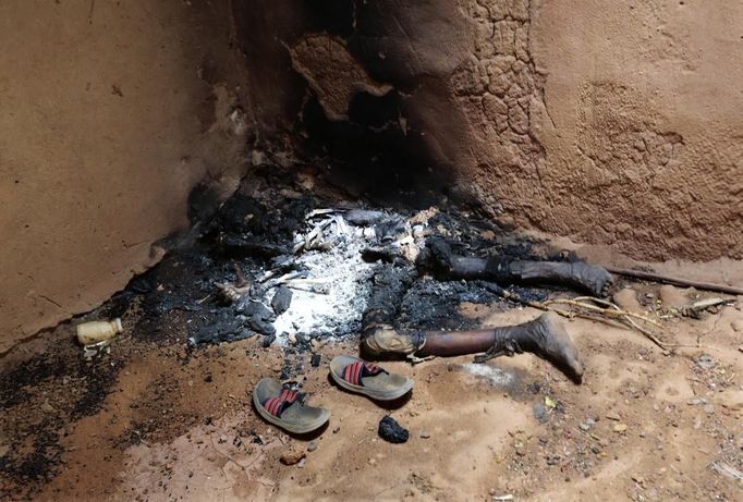 ATTENTION EDITORS - VISUAL COVERAGE OF SCENES OF INJURY OR DEATH A charred body believed to be an Islamist rebel burnt by inhabitants of Konna, according to local residents, is seen in the recently liberated town of Konna January 27, 2013. REUTERS/Eric Gaillard (MALI - Tags: CIVIL UNREST CONFLICT) TEMPLATE OUT Published: Led. 27, 2013, 12:42 odp.